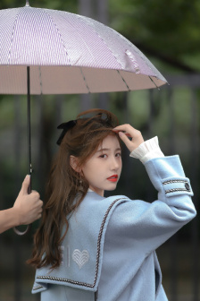 花子虚李瓶儿在家招待西门庆